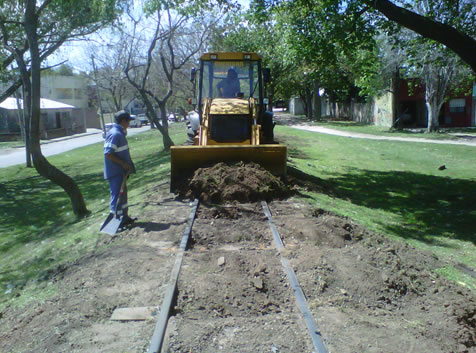 Mquina realizando la tapada de la va.