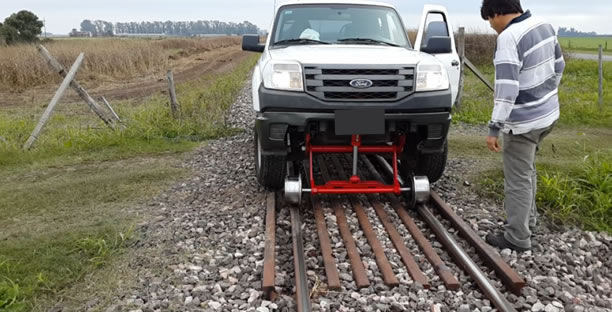 Camioneta bi-vial elevada sobre las ruedas ferroviarias, listo para circular
